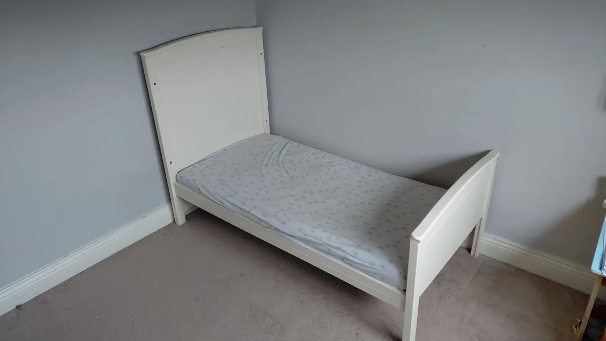 2 cot beds and 1 chest of drawers - Image 1