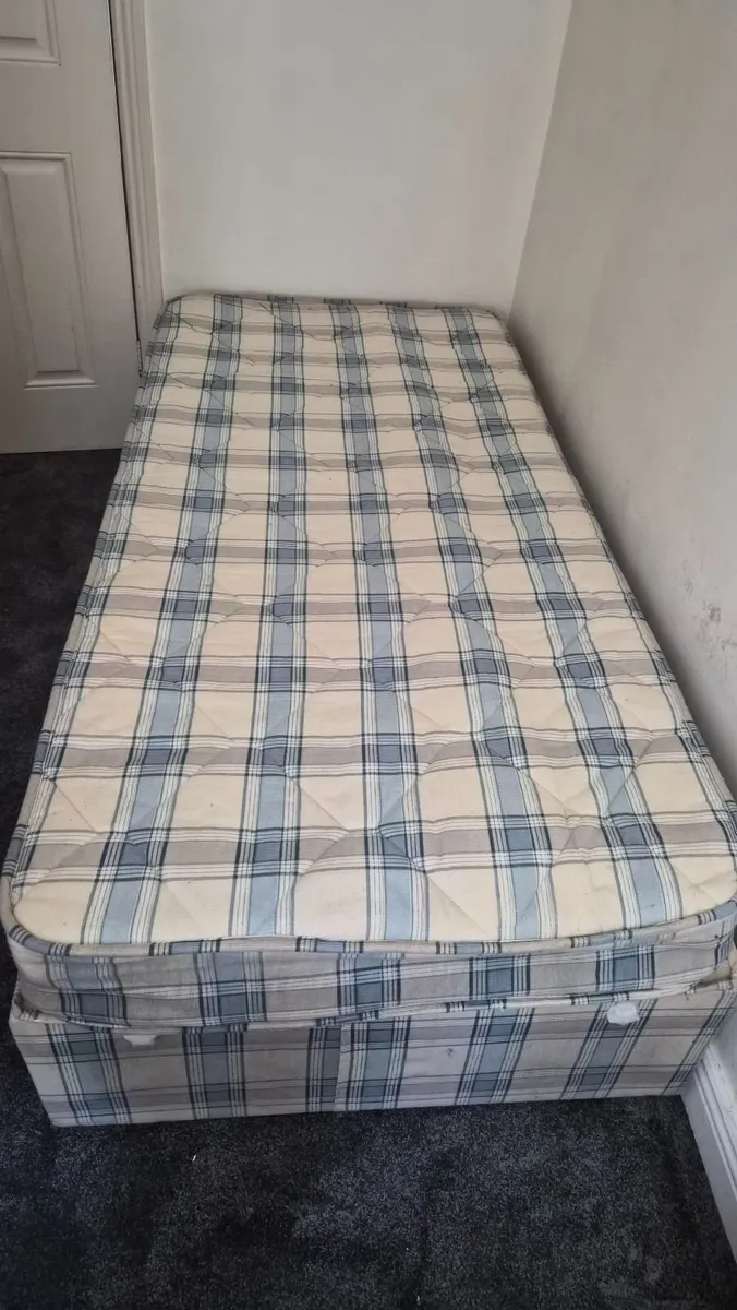 Bed and mattress - Image 2
