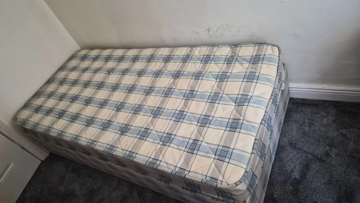Bed and mattress - Image 3