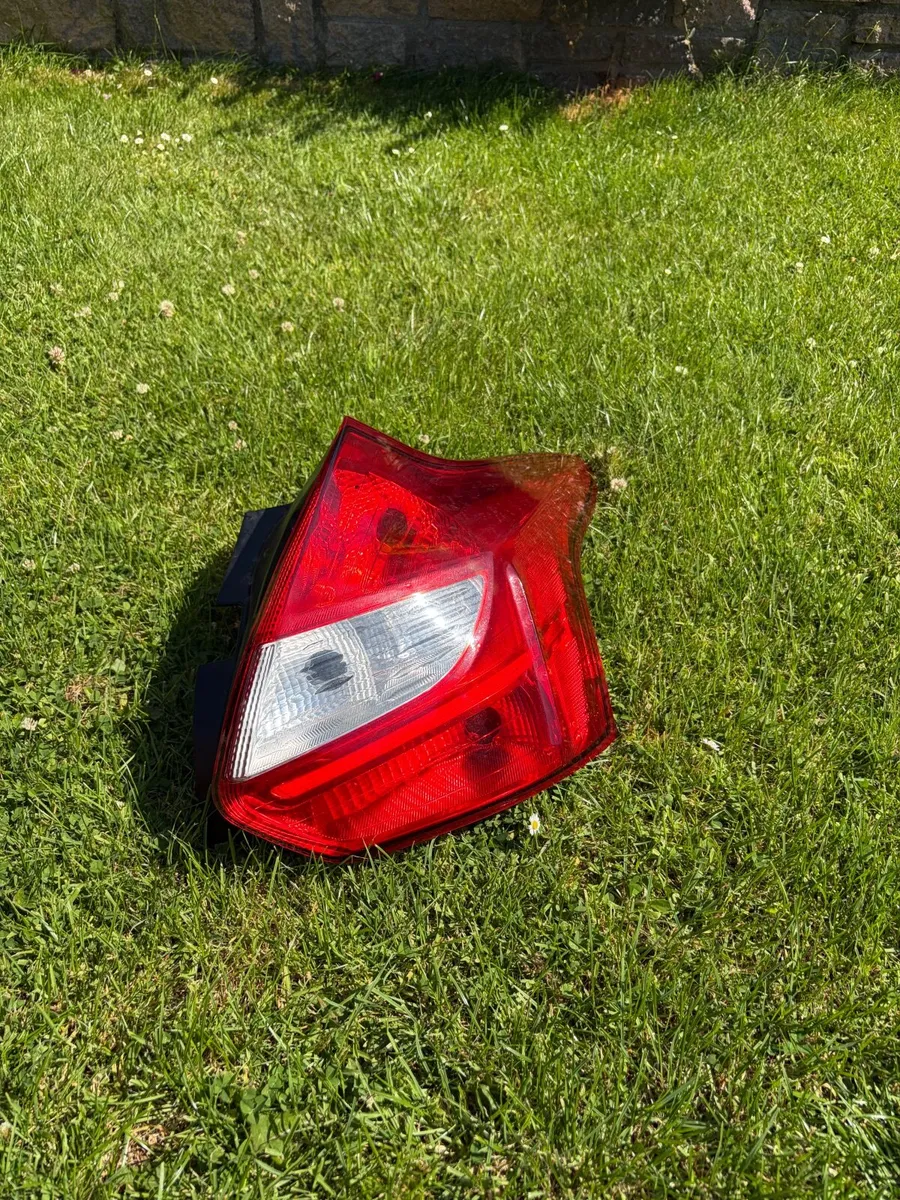 Ford Focus Mk3 right rear lights lens - Image 1
