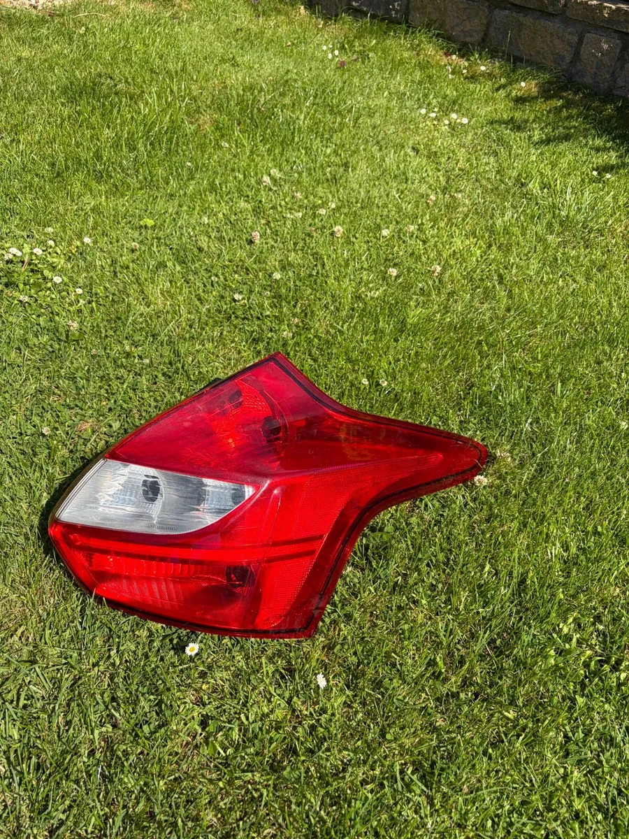 Ford Focus Mk3 right rear lights lens - Image 2