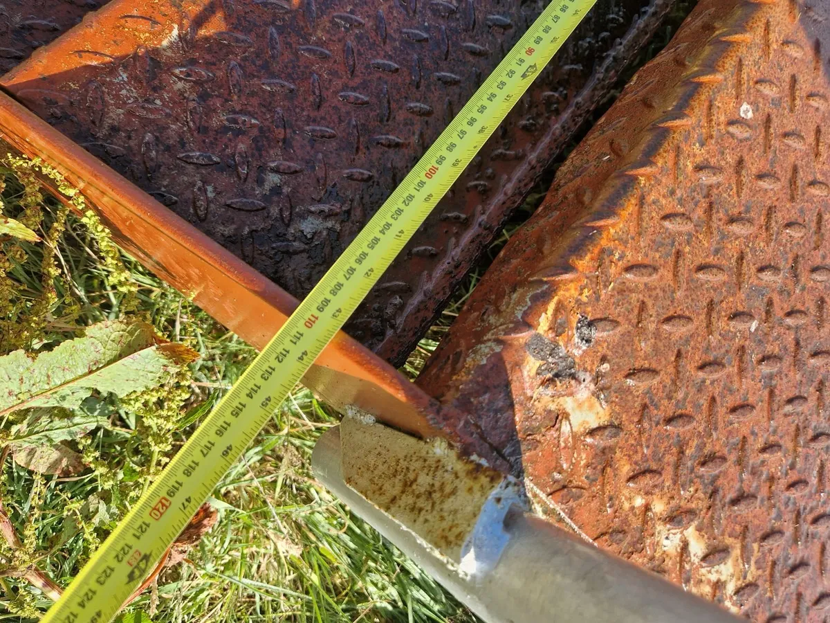 Steps and tow bars for mobile home - Image 2