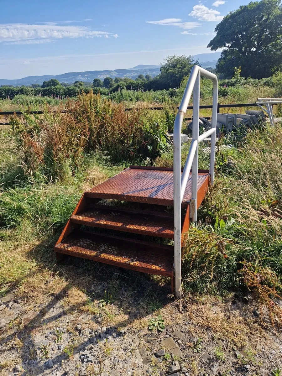 Steps and tow bars for mobile home - Image 3