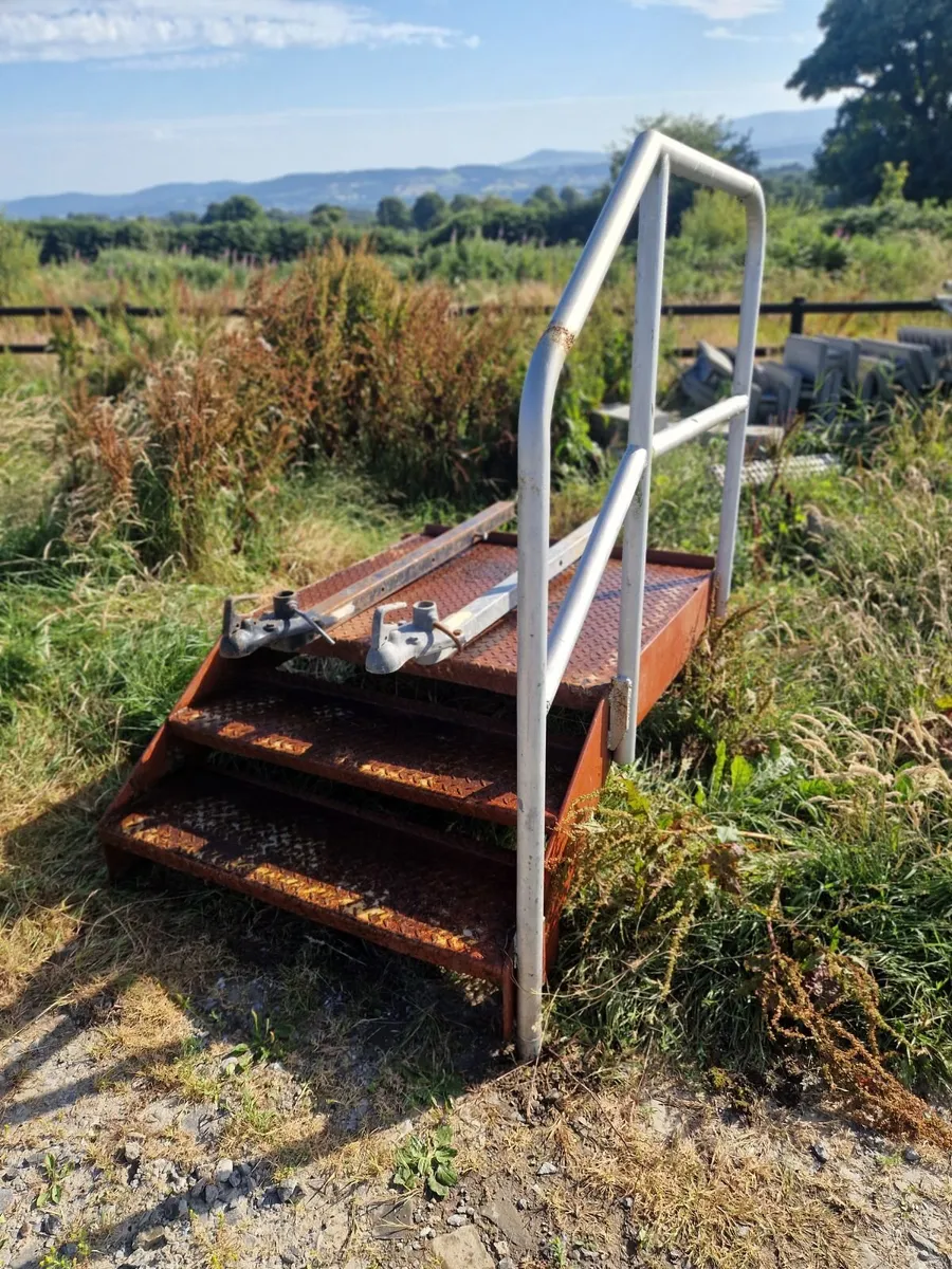 Steps and tow bars for mobile home - Image 1