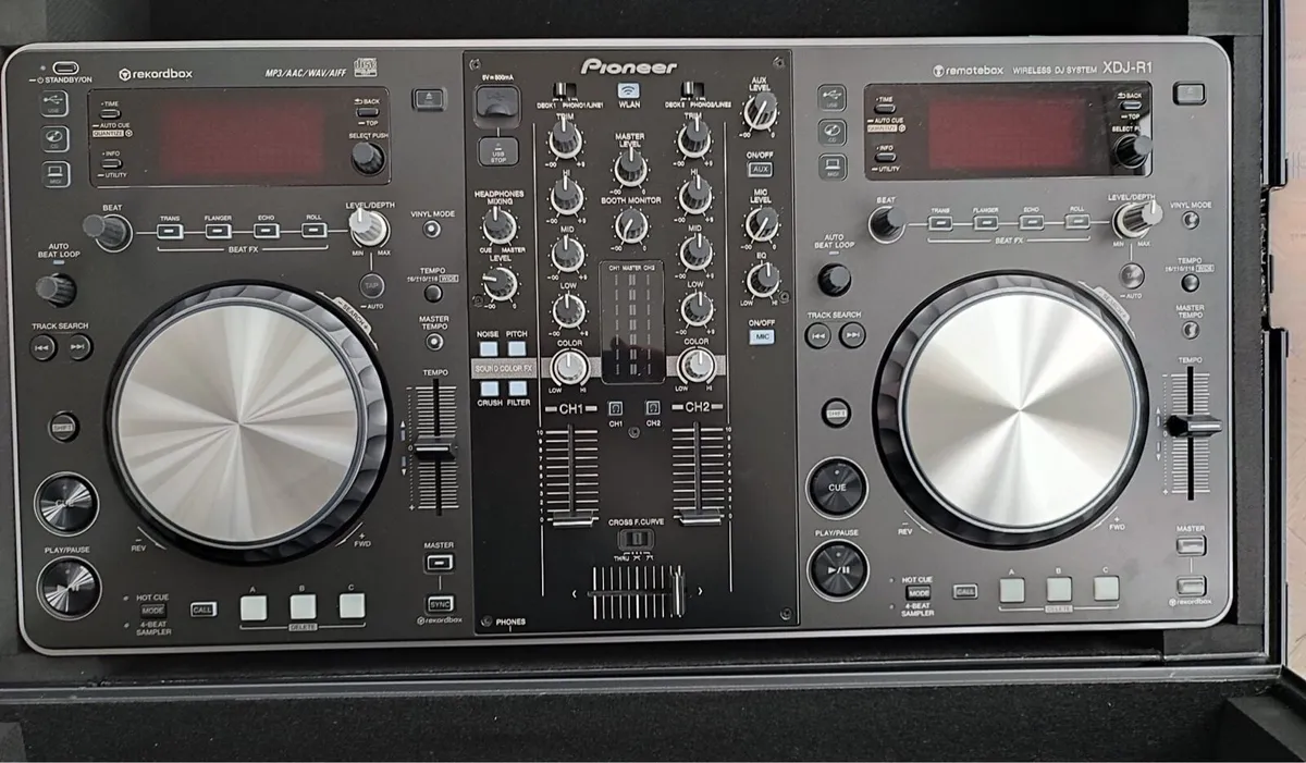 XDJ-R1 digital turntables - Image 1