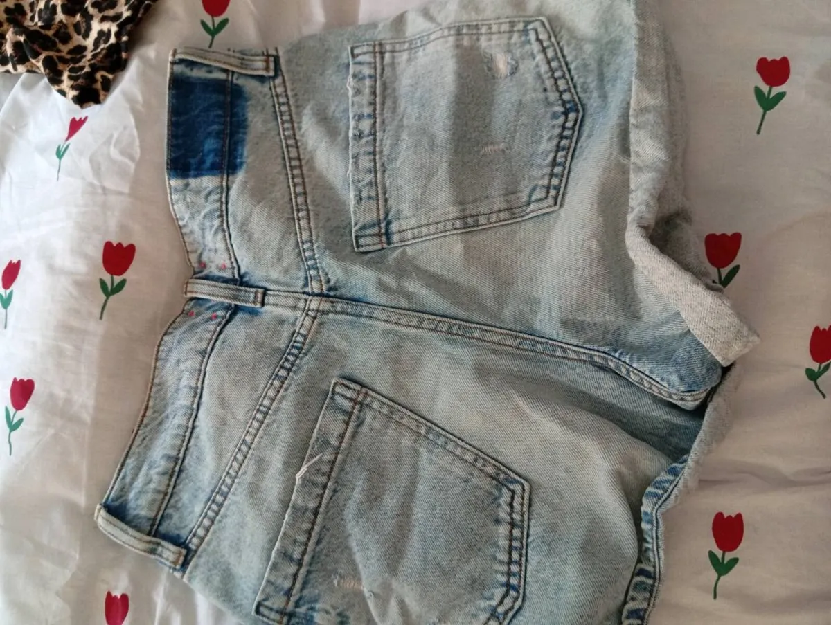Ladies shorts size 10 - Image 2