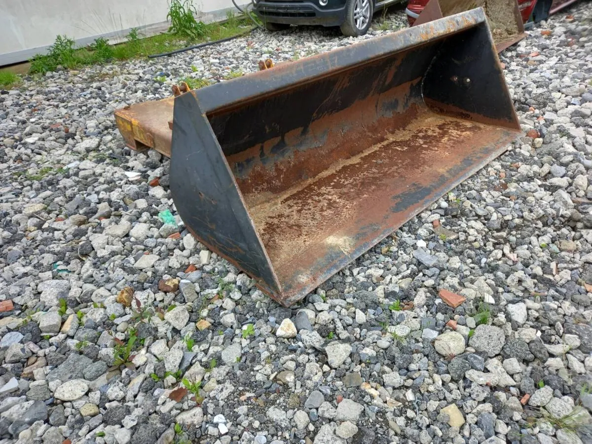 Front Bucket. - Image 1