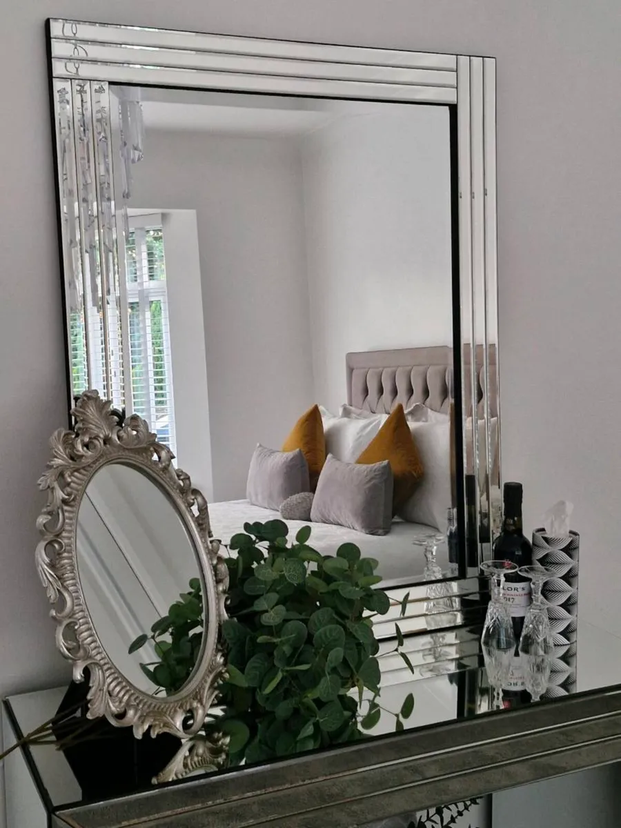 Beautiful Mirror side table and wall mirror - Image 2