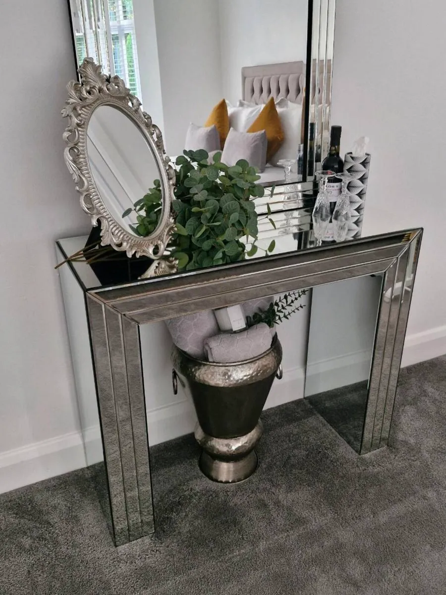 Beautiful Mirror side table and wall mirror - Image 3