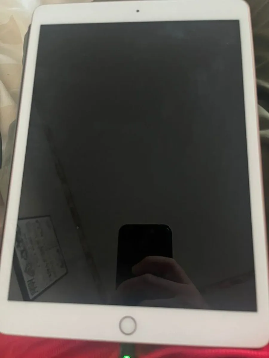 APPLE - 10.2" iPad (2020) - 32 GB, Gold with apple keyboard - Image 1