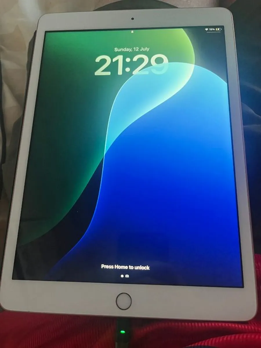 APPLE - 10.2" iPad (2020) - 32 GB, Gold with apple keyboard - Image 2