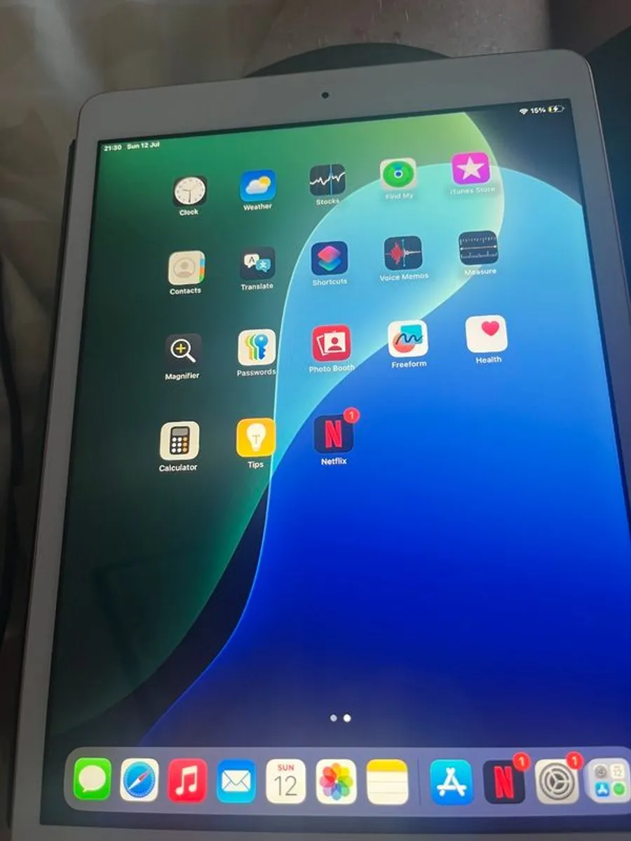 APPLE - 10.2" iPad (2020) - 32 GB, Gold with apple keyboard - Image 3