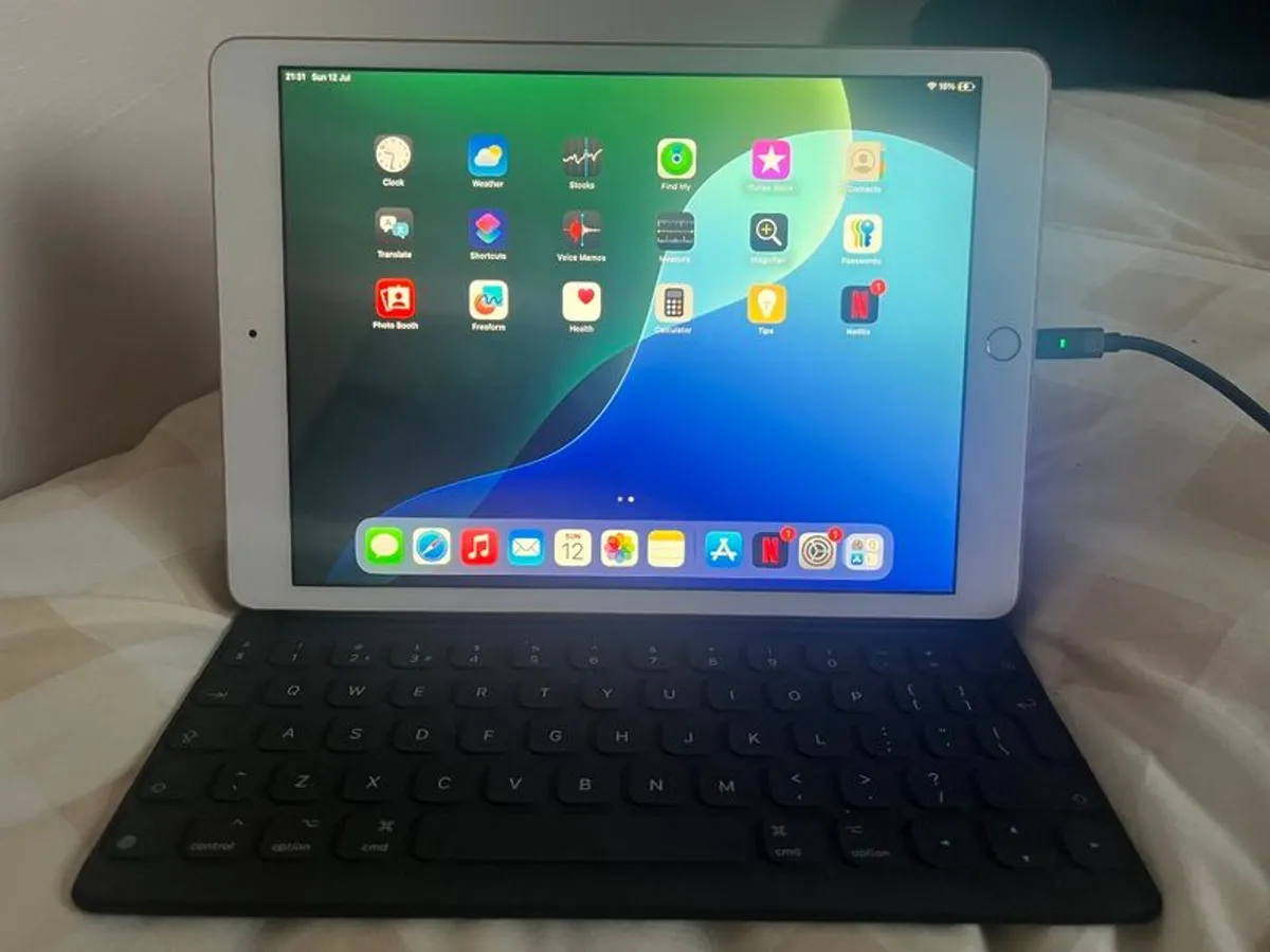 APPLE - 10.2" iPad (2020) - 32 GB, Gold with apple keyboard - Image 4