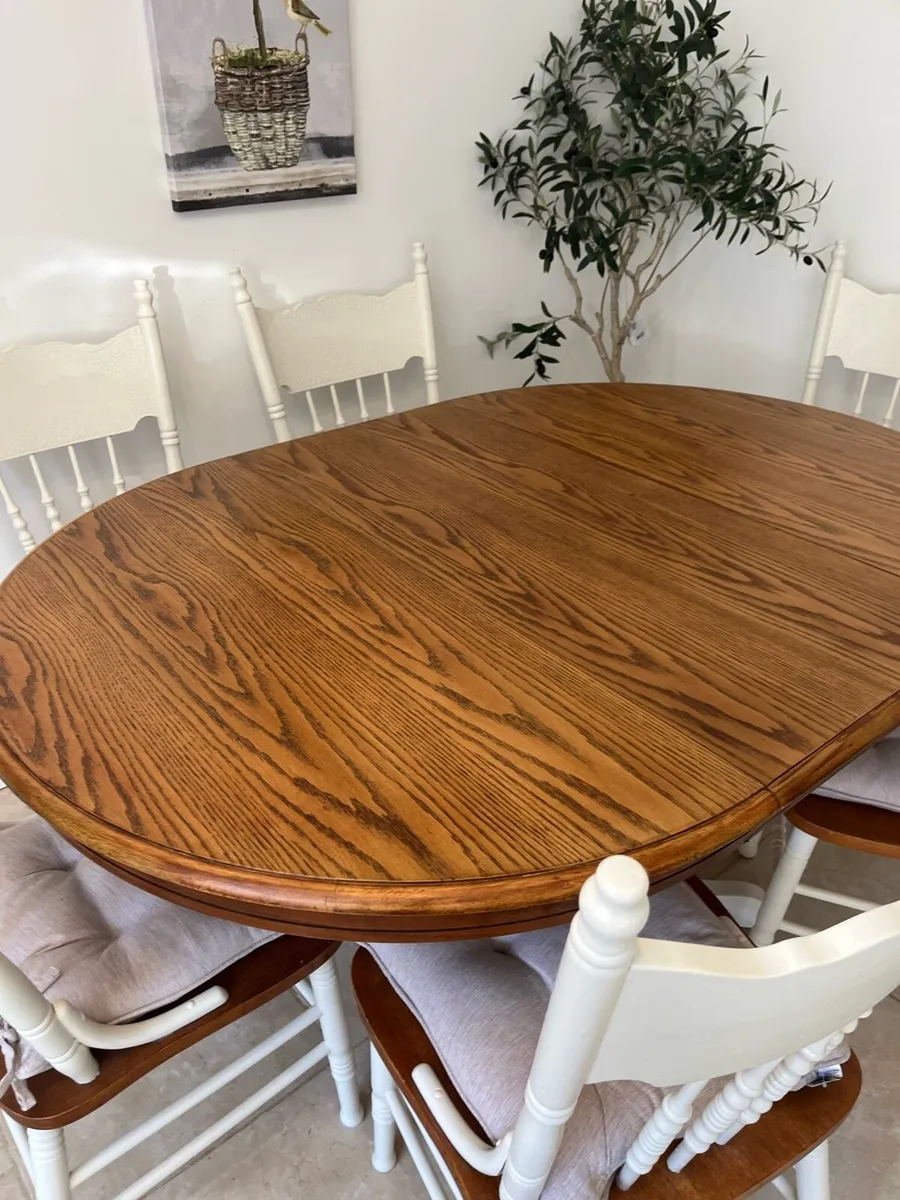 Extendable table and six chairs - Image 3