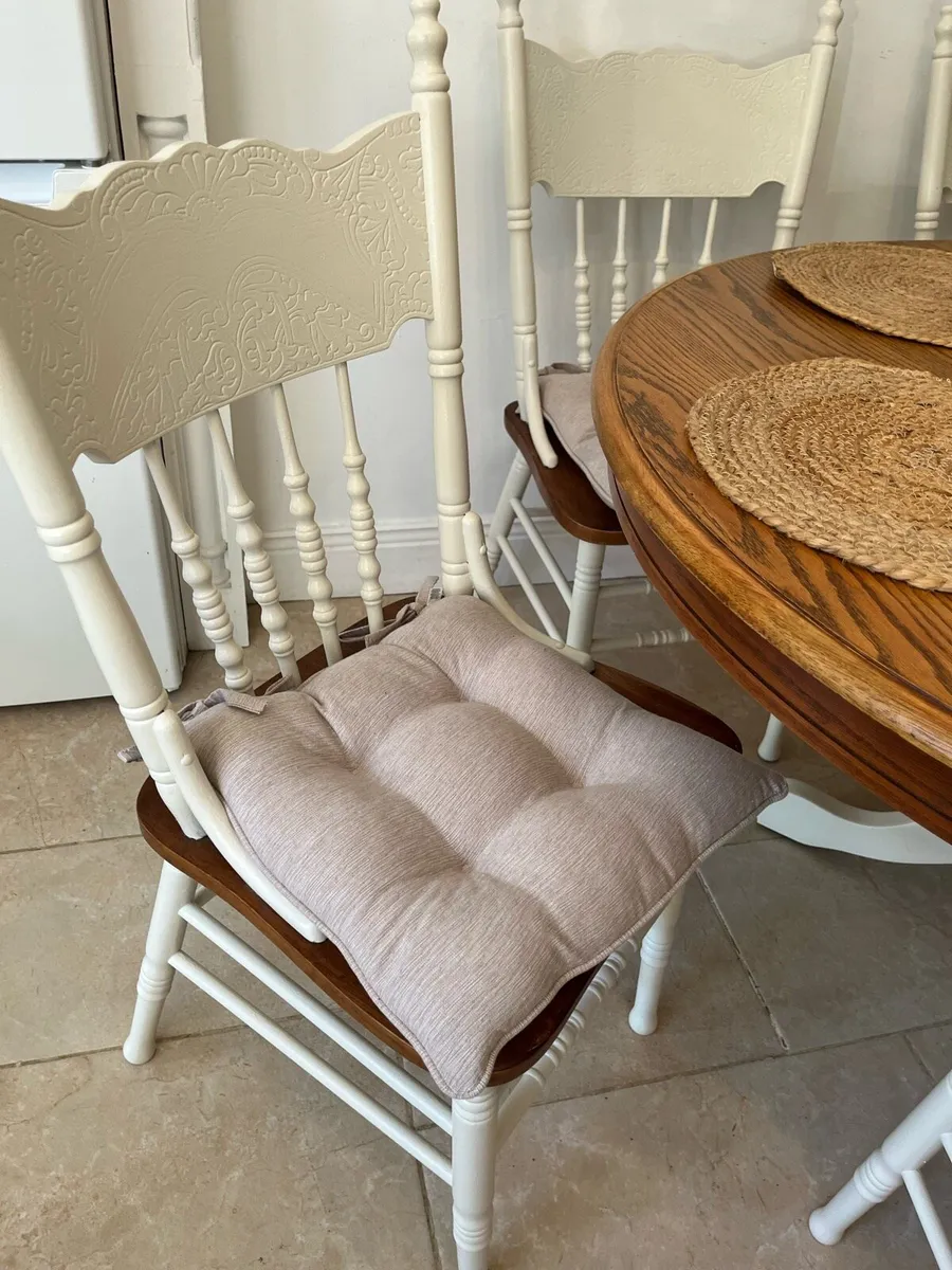 Extendable table and six chairs - Image 4