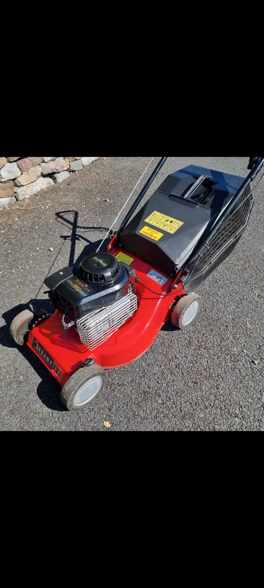 Lawnmower, Briggs and Stratton Engine, 17inch cut. - Image 2