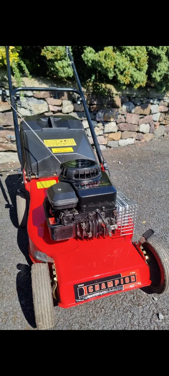 Lawnmower, Briggs and Stratton Engine, 17inch cut. - Image 1