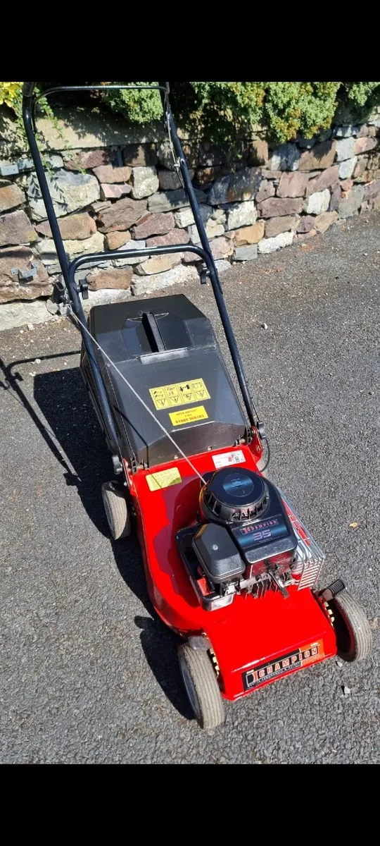 Lawnmower, Briggs and Stratton Engine, 17inch cut. - Image 4