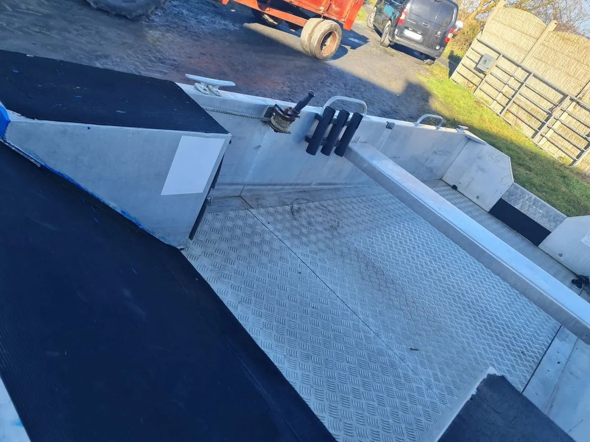 aluminium boat with ramp and trailer reduced - Image 3