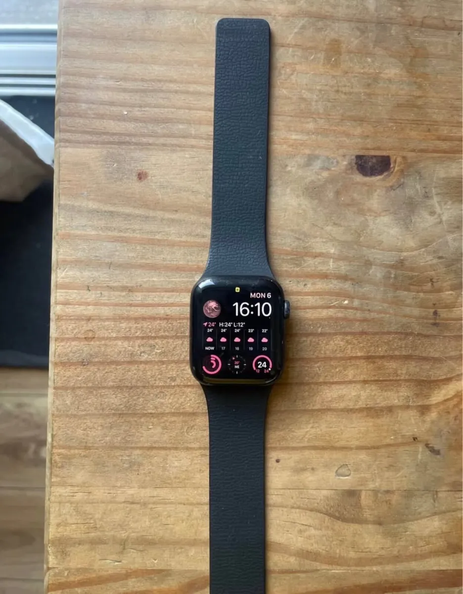 Apple Watch SE (Gen 2) - Image 1