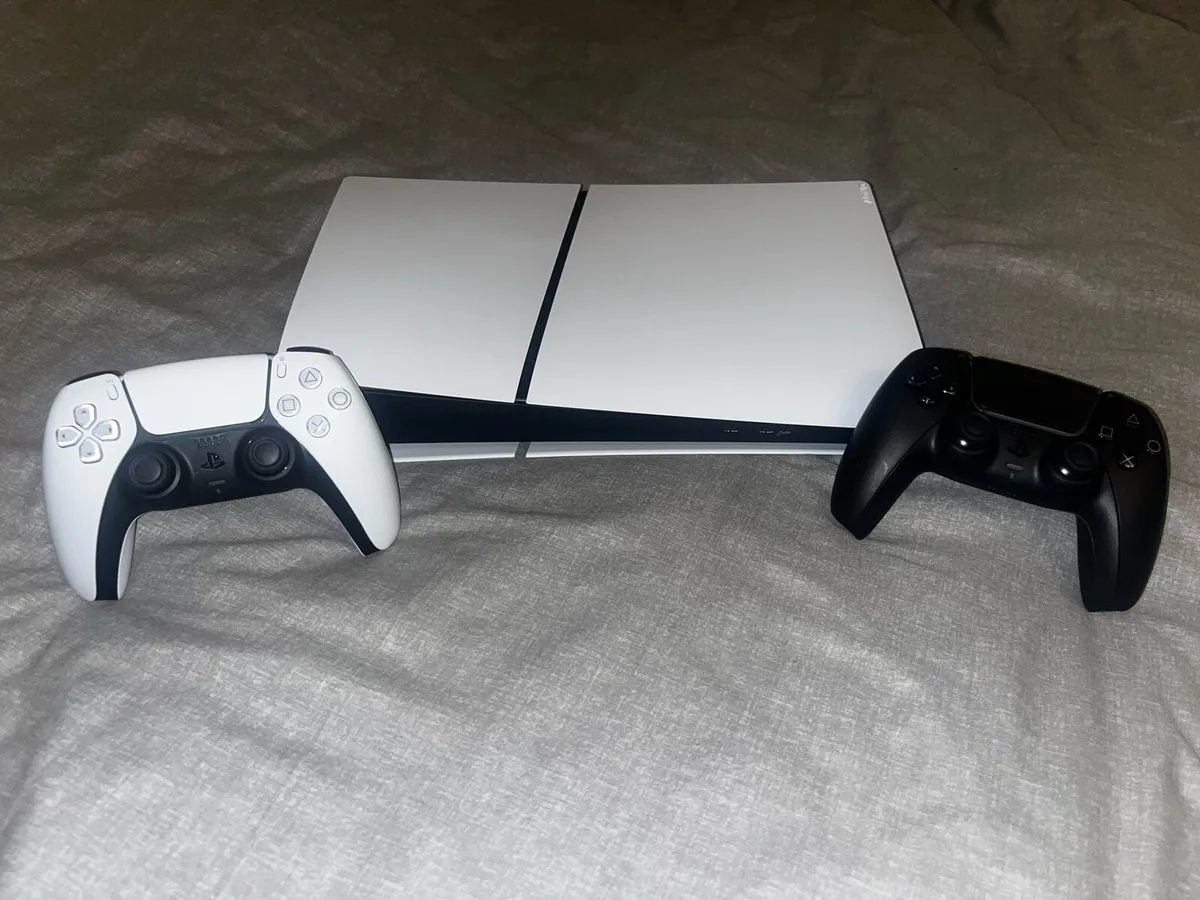 Ps5 + 2 controller - Image 1