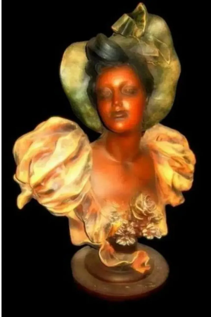Substantial Vintage Bust "Libellule" - Image 1