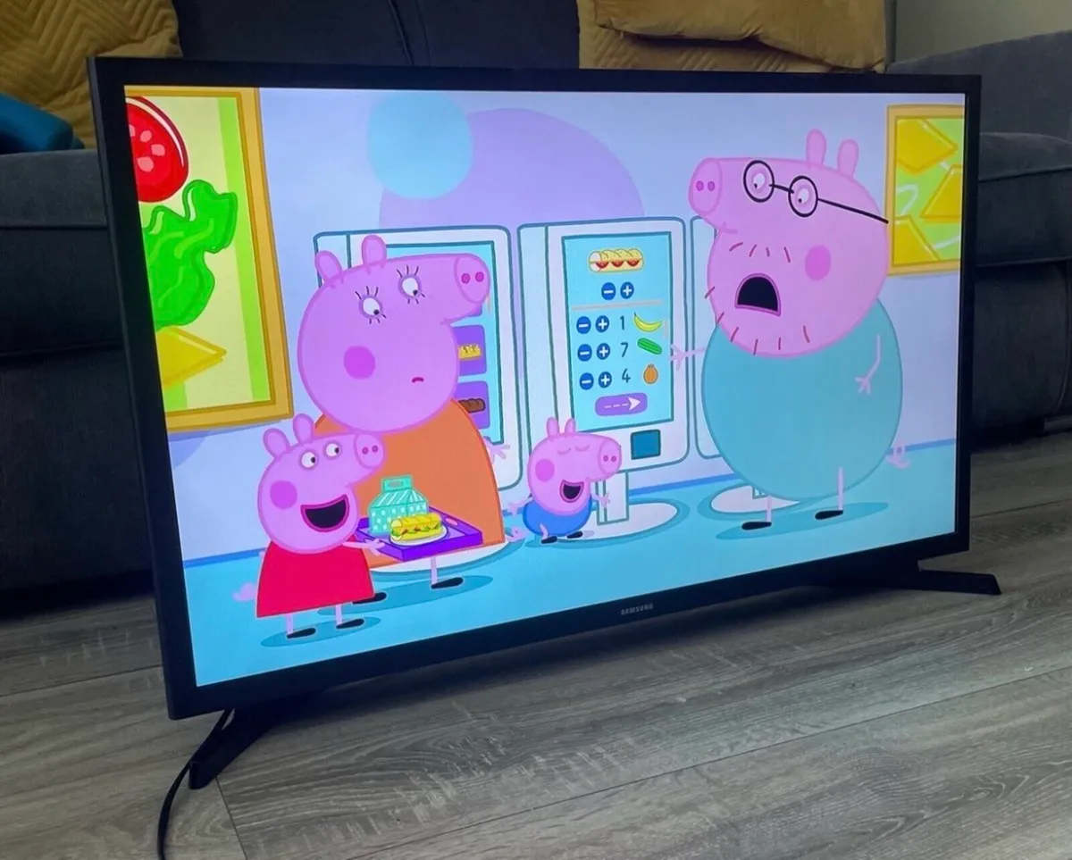 32” SAMSUNG HD SMART TV - Image 2