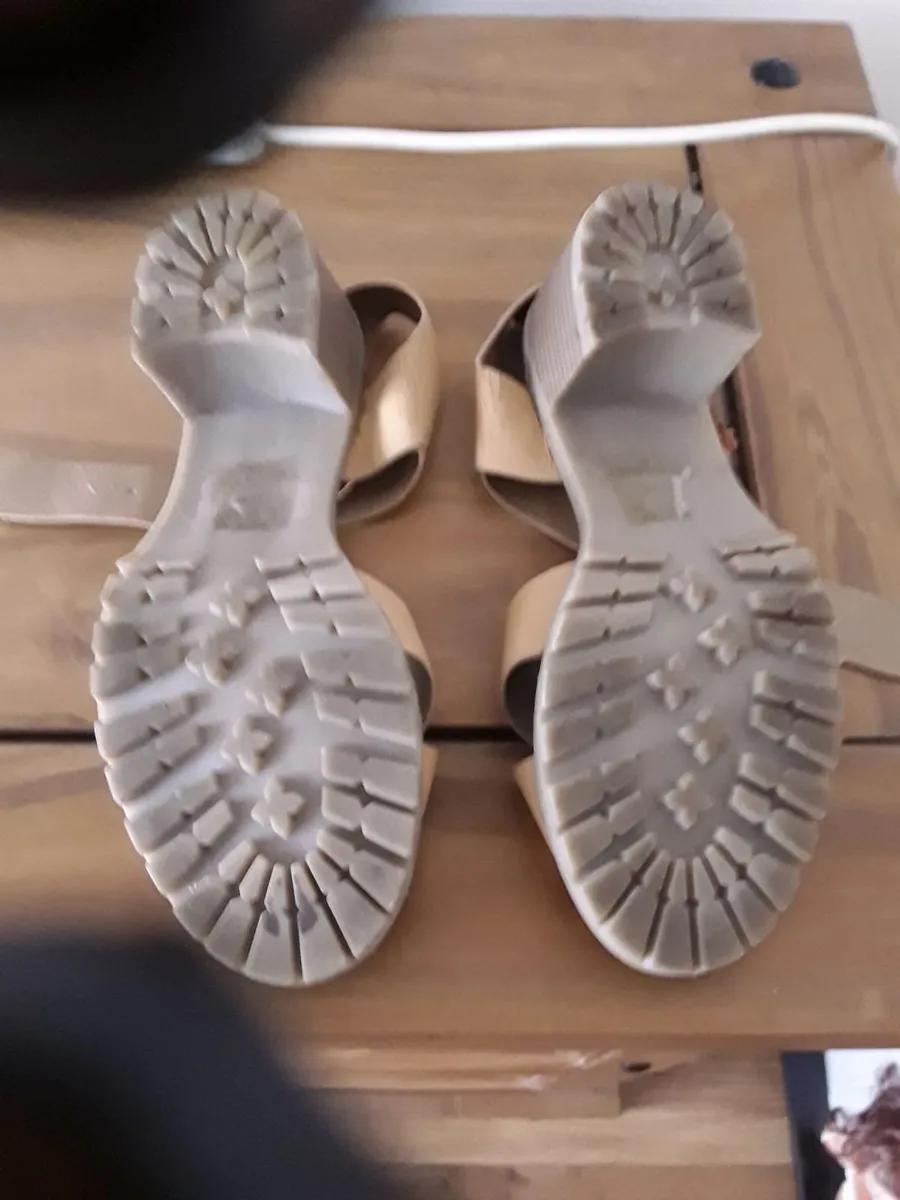 Ladies tan coloured sandals size 7 - Image 4