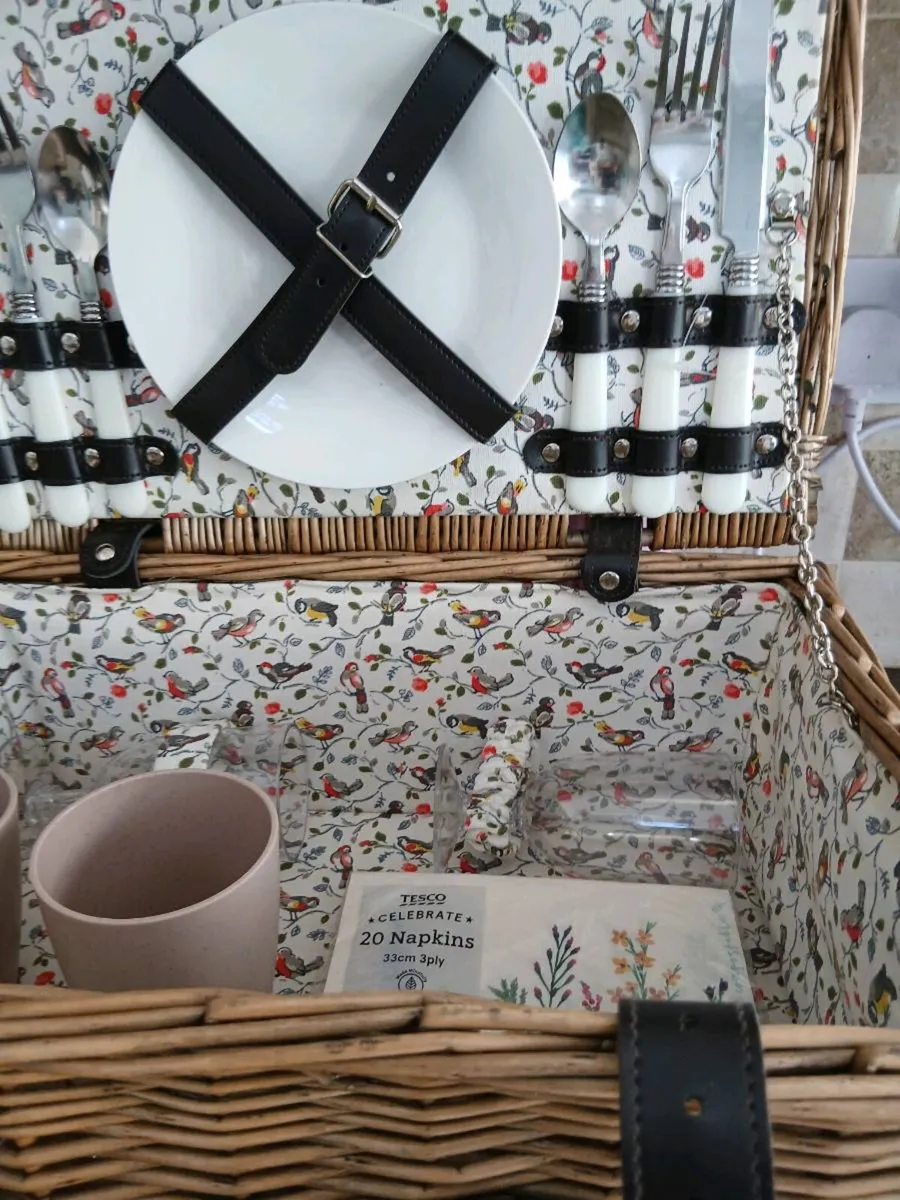 PICNIC HAMPER NEW FOR.    2 - Image 1