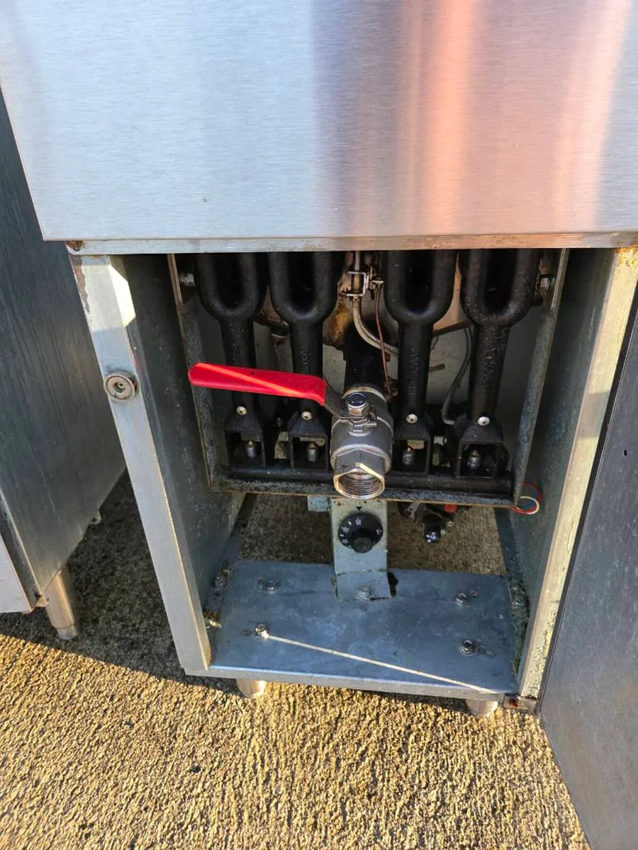 4 commercial banks gas fryers - Image 4