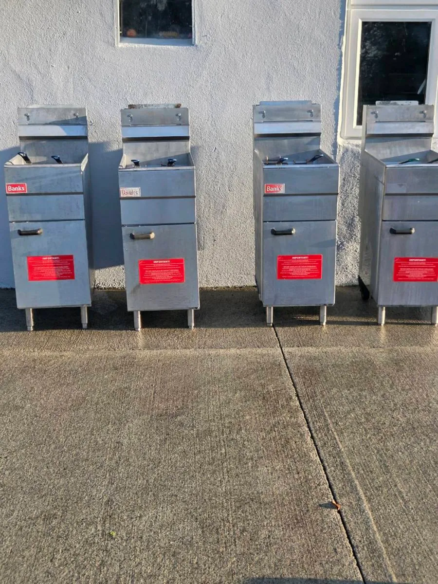 4 commercial banks gas fryers - Image 1