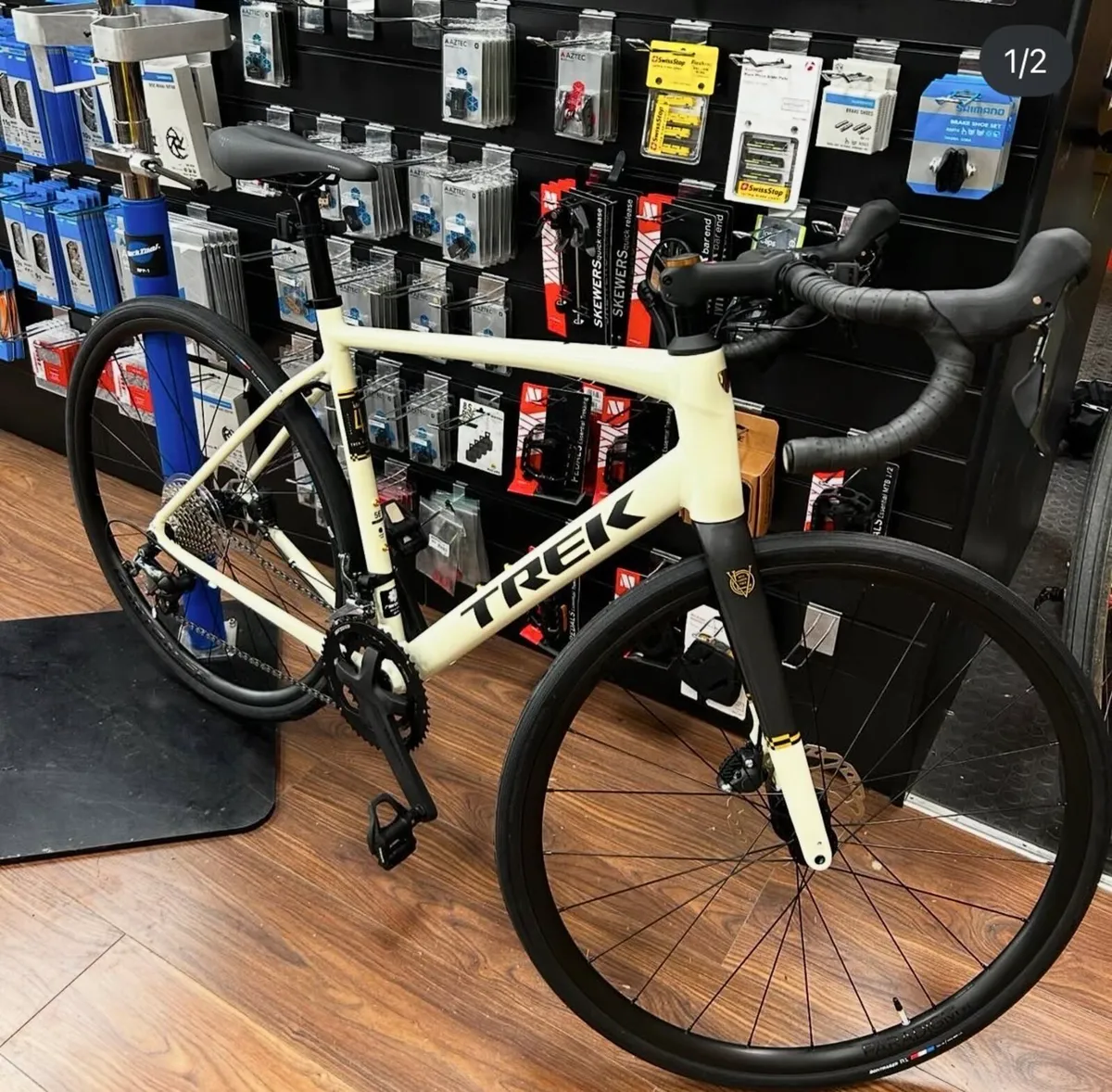 2025 TREK DOMANE AL 4 GEN 4 56cm - Image 1