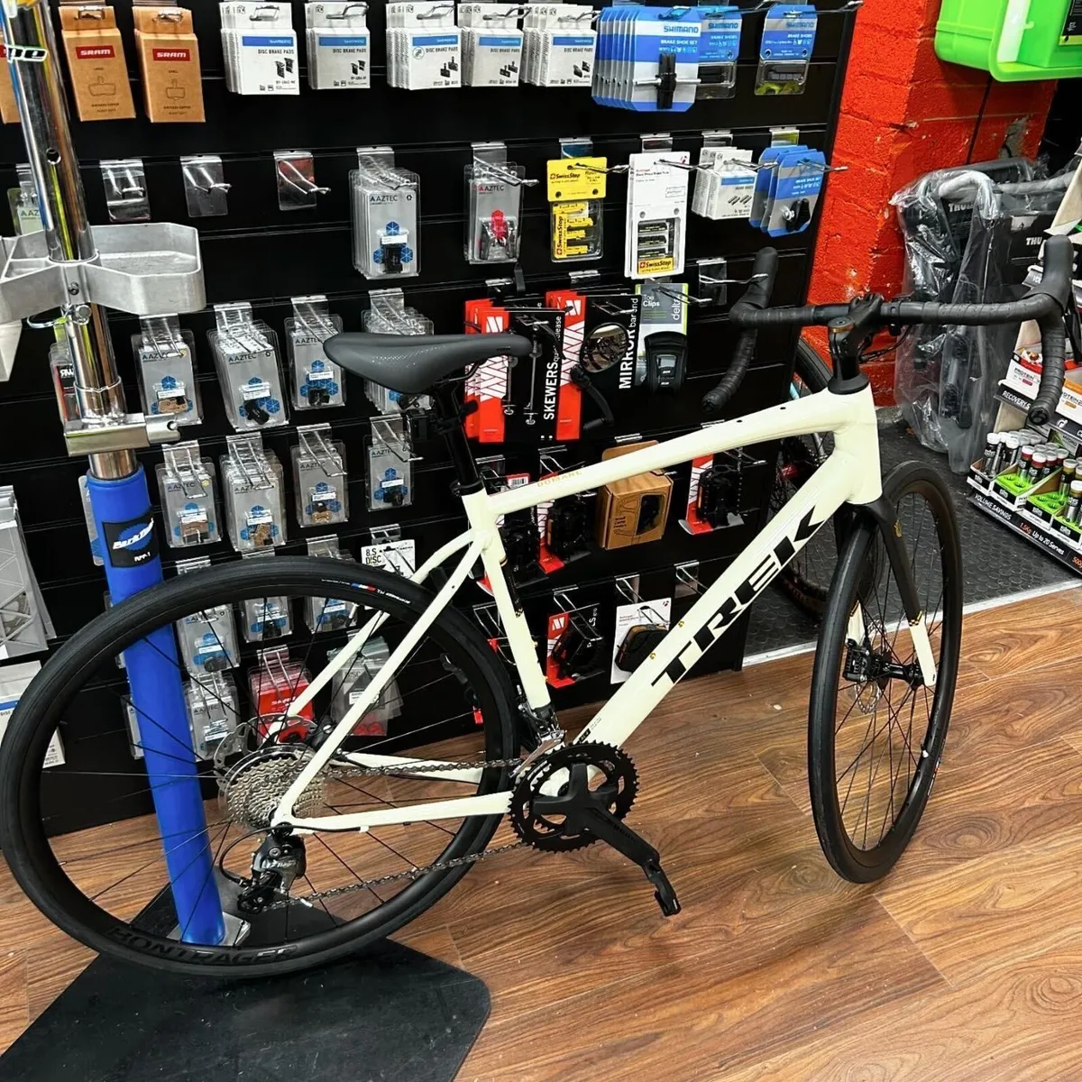 2025 TREK DOMANE AL 4 GEN 4 56cm - Image 2