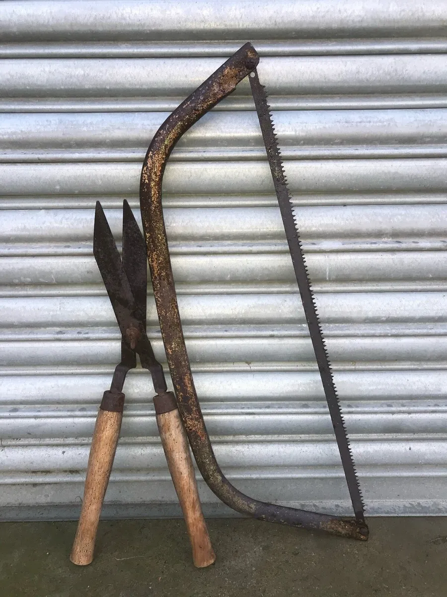 Vintage hand saw, hedge clippers & hay knife - Image 1