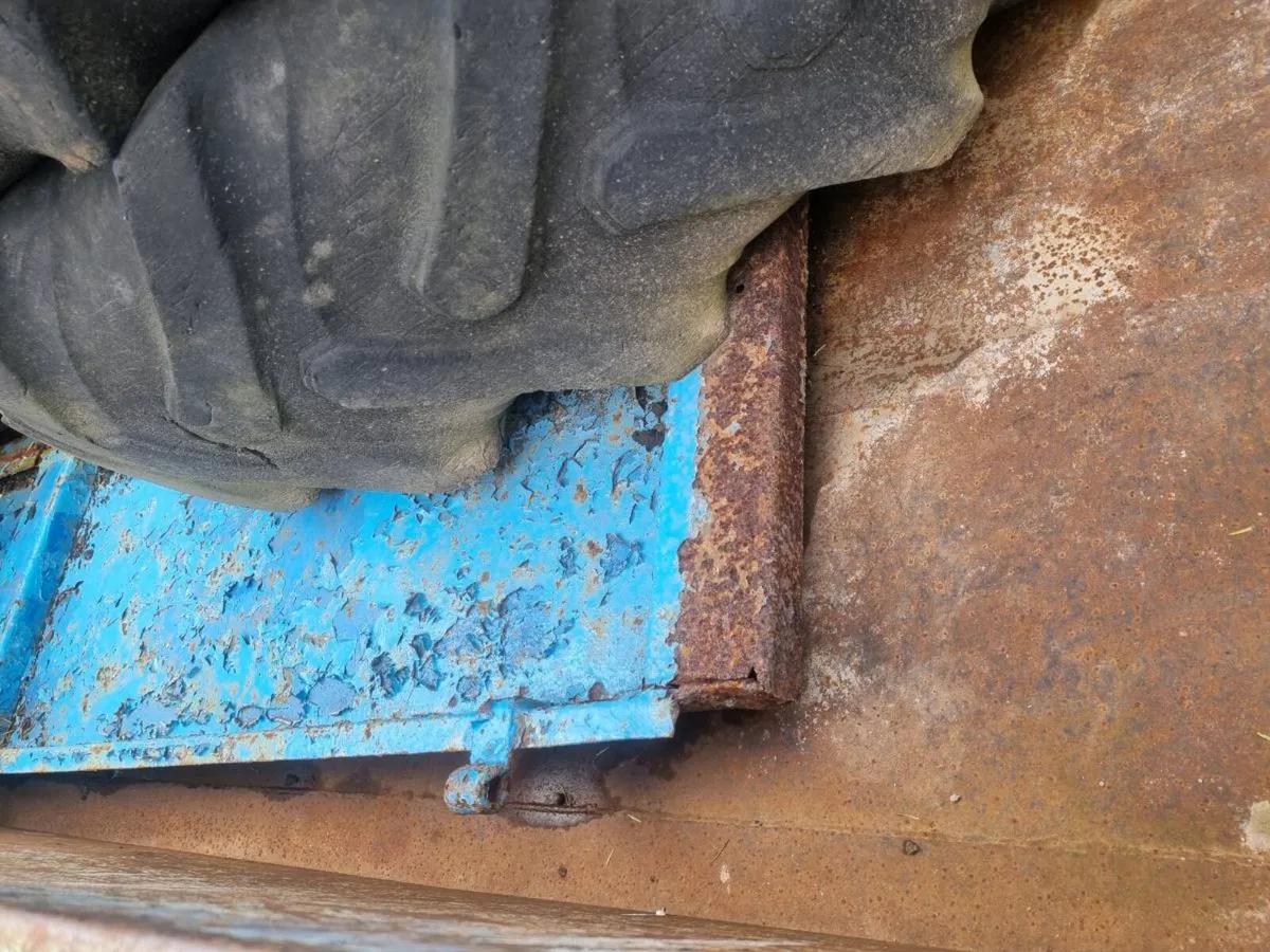 Tractor tipping trailer - Image 4