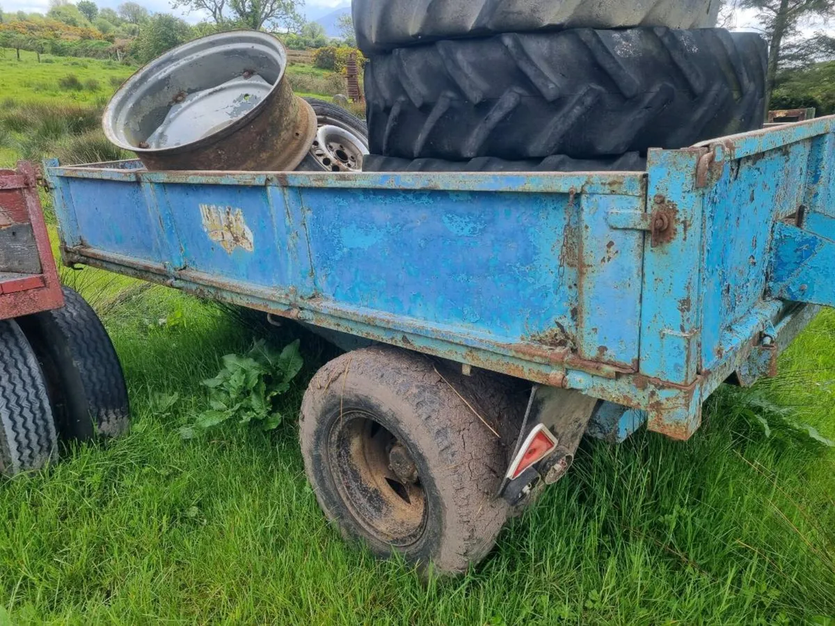 Tractor tipping trailer - Image 2