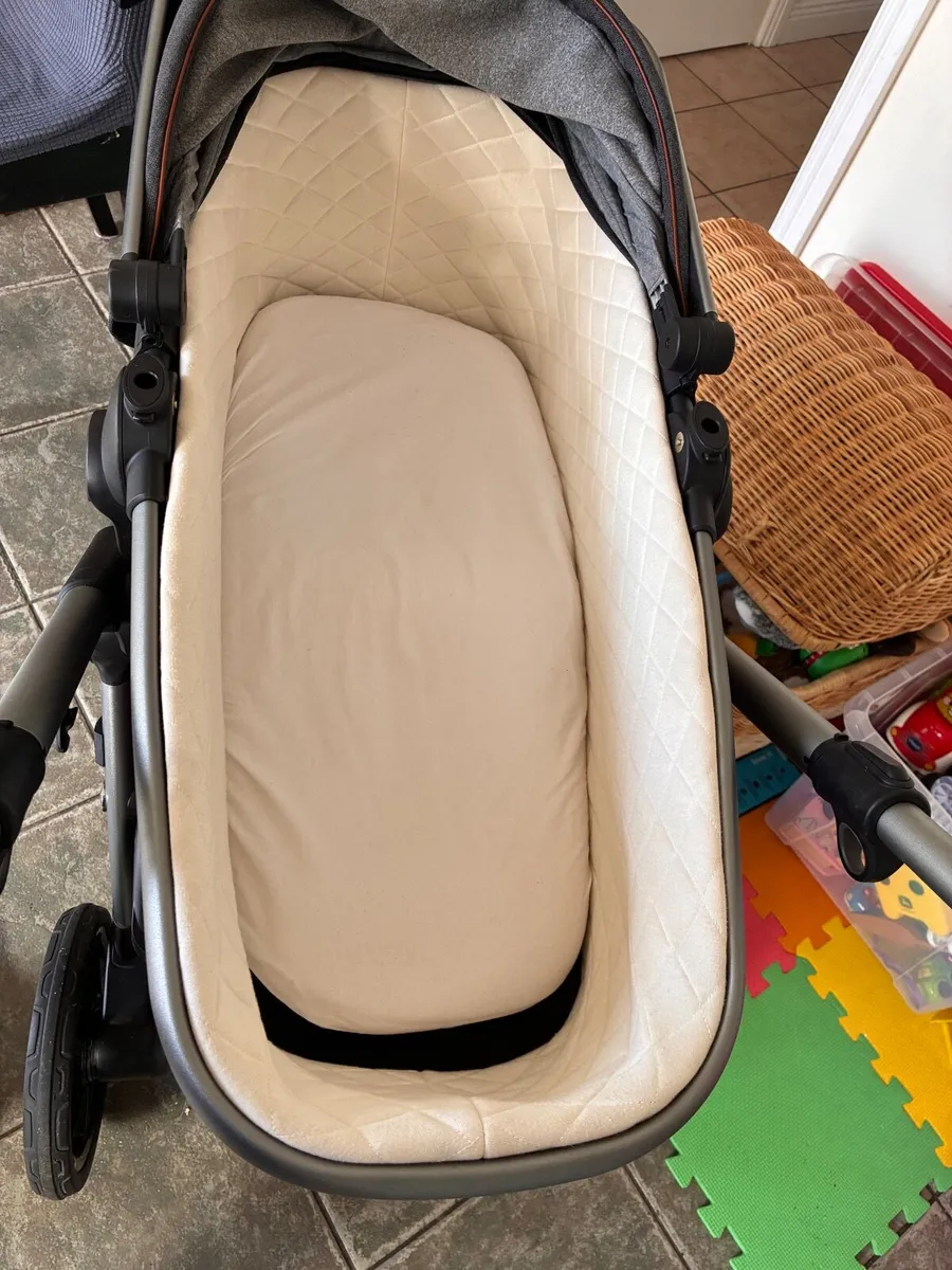 Silver cross wave basinette, buggy, maxi cosi - Image 1