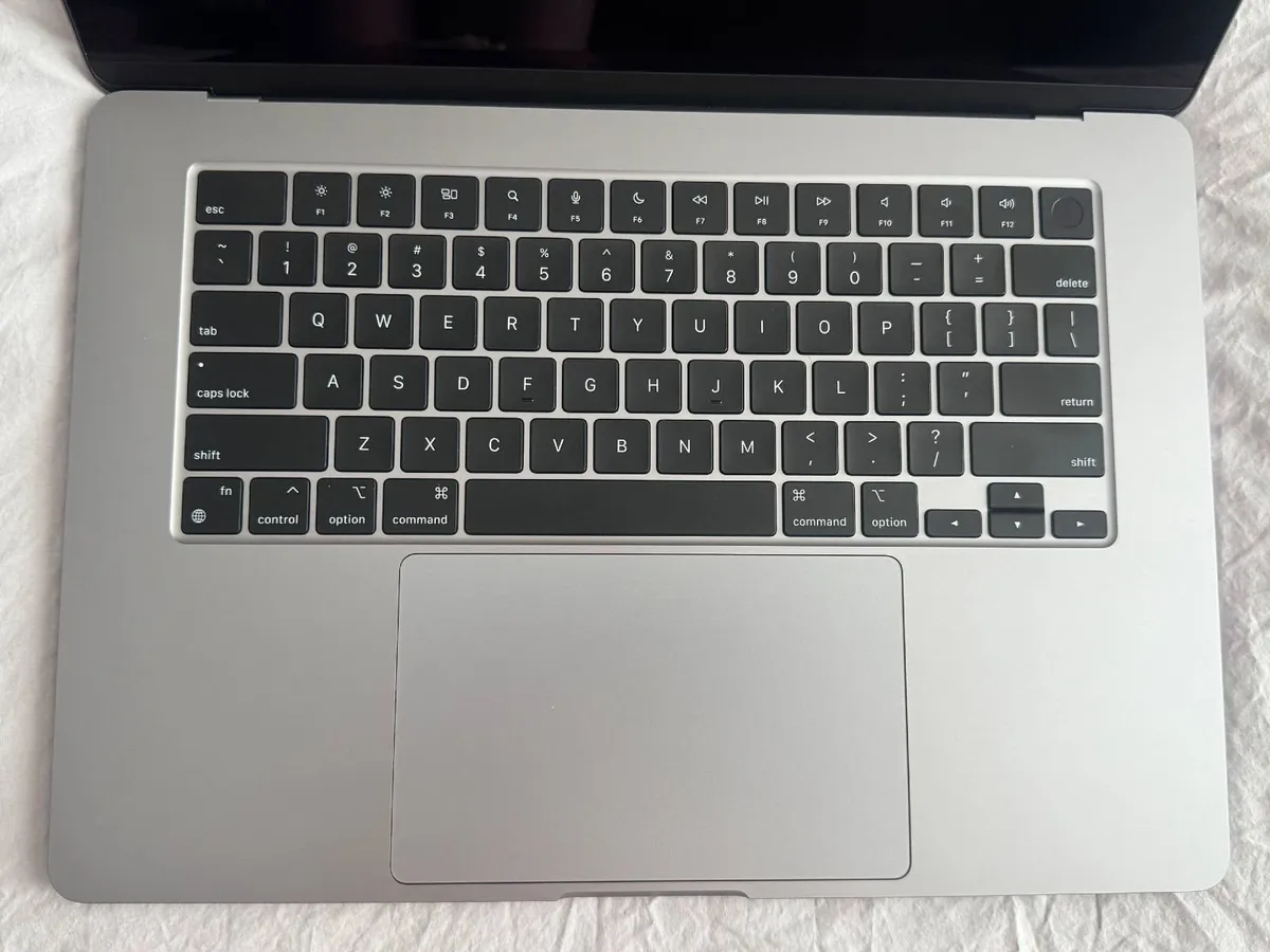 New M3 MacBook Air 15 16GB 512GB Space Gray - Image 2