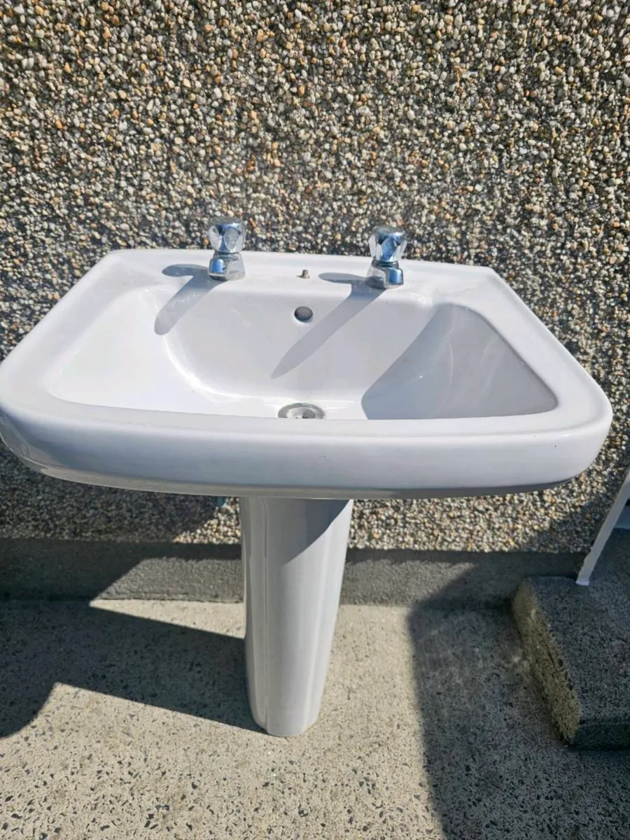Basin with pedestal - Image 1