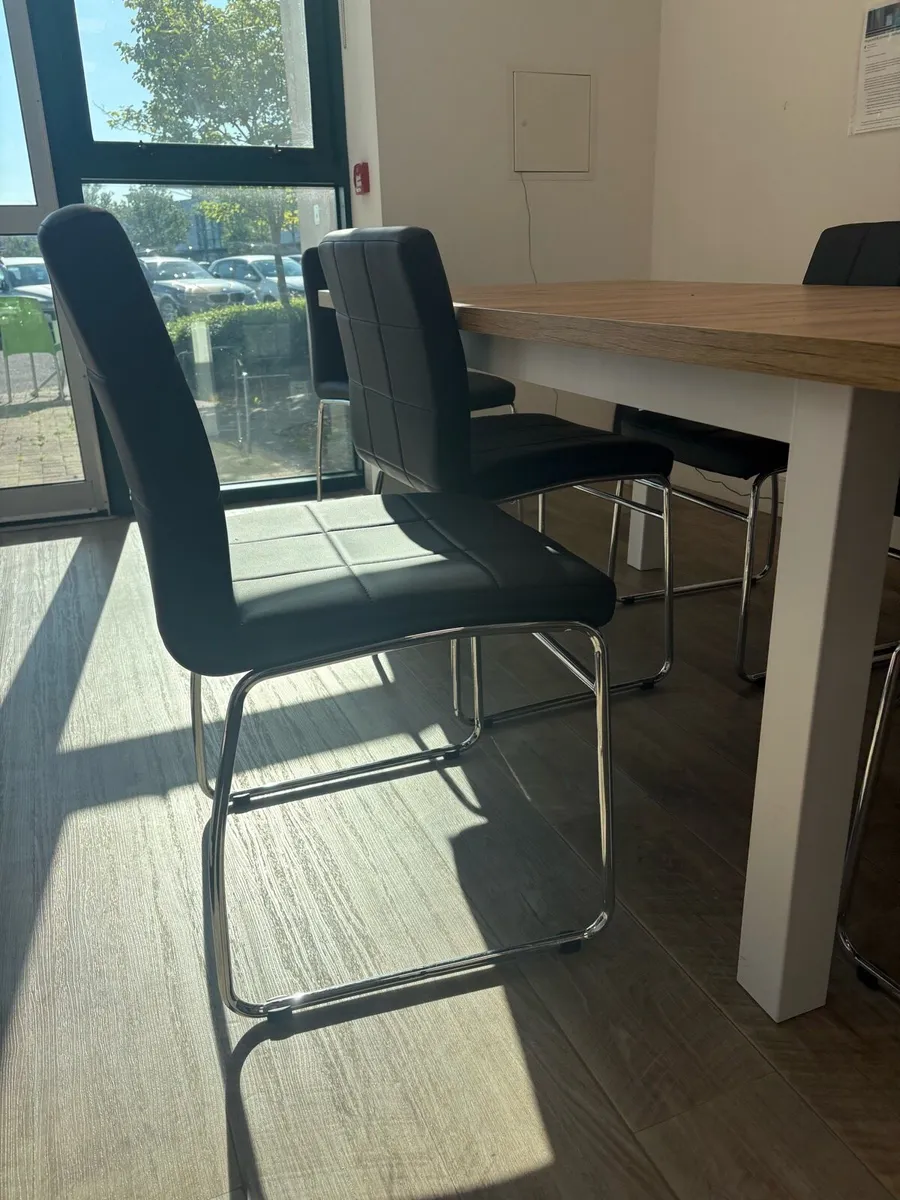 Table and X6 chairs - Image 2