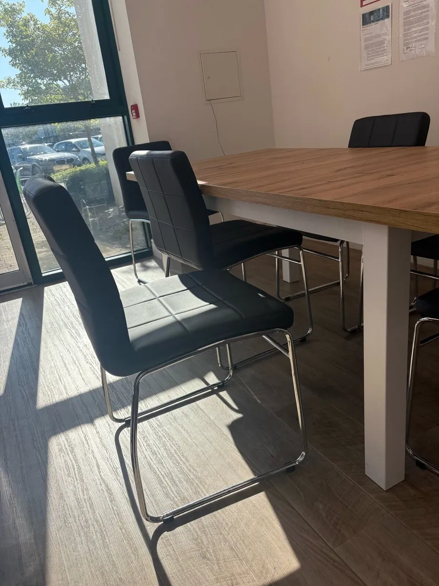 Table and X6 chairs - Image 4