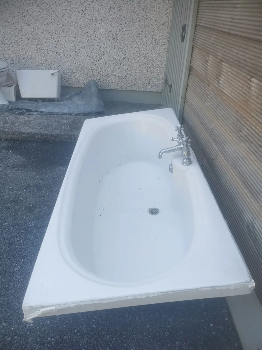 Bath with taps - Image 2