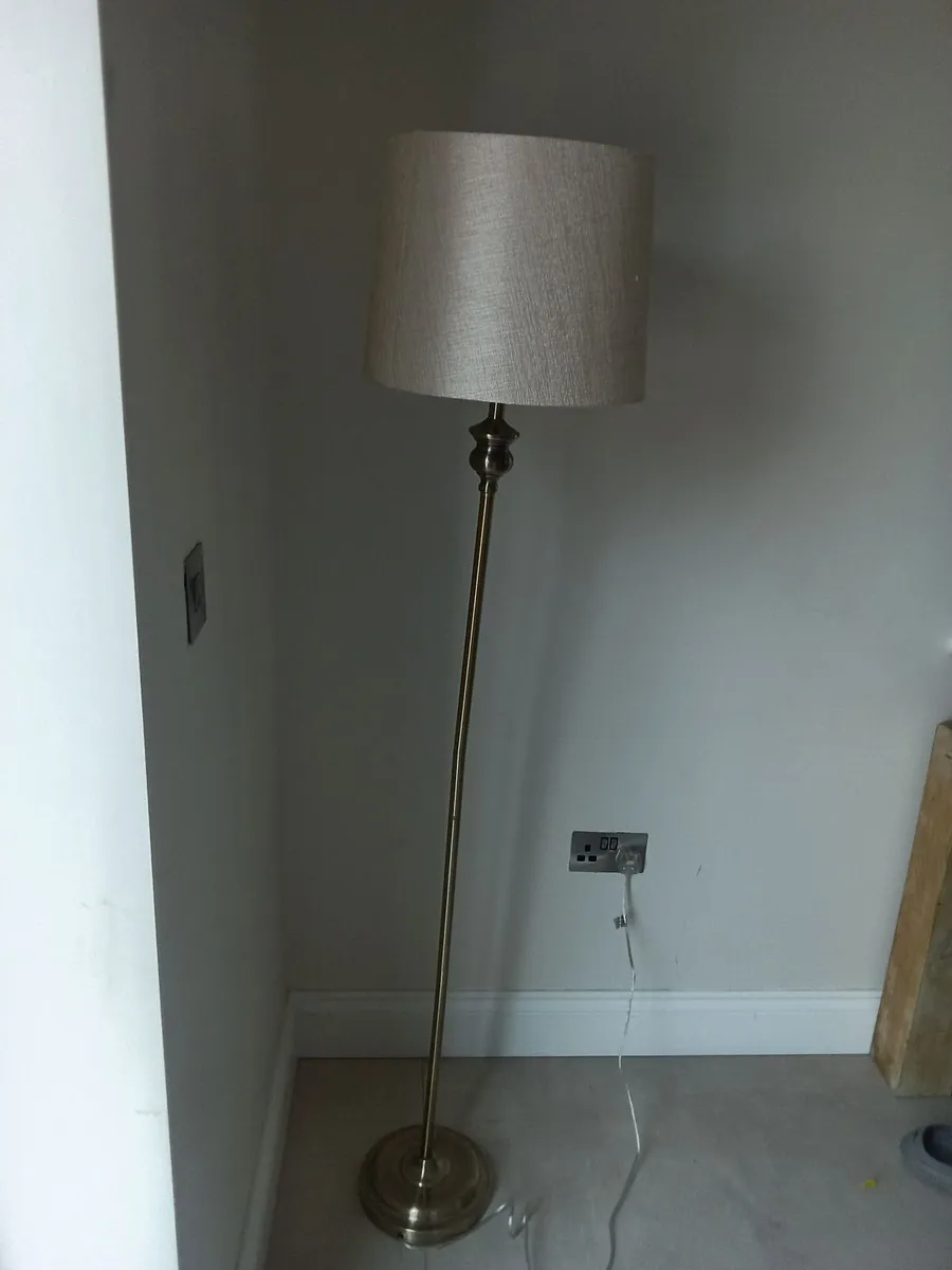 Antique brass tall lamp - Image 2
