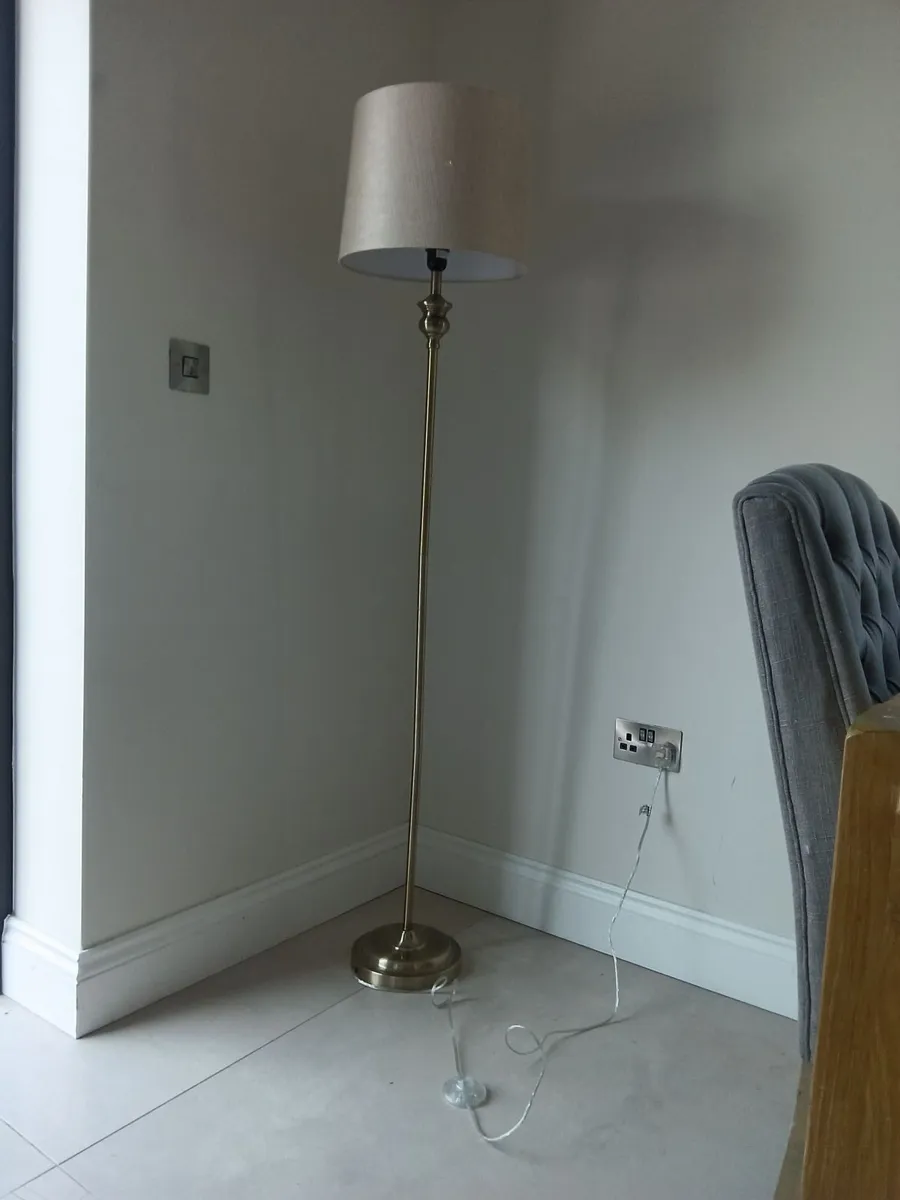 Antique brass tall lamp - Image 3