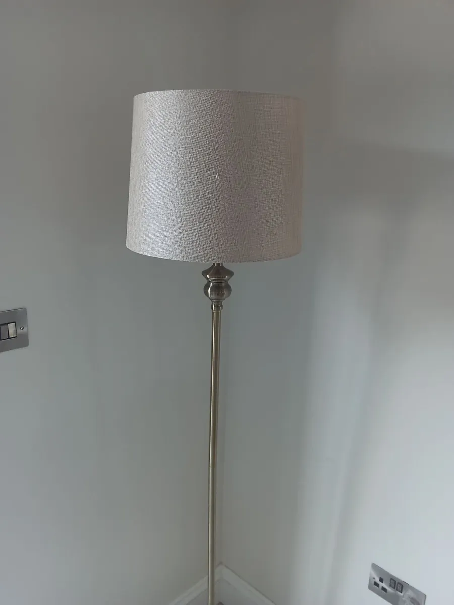 Antique brass tall lamp - Image 1