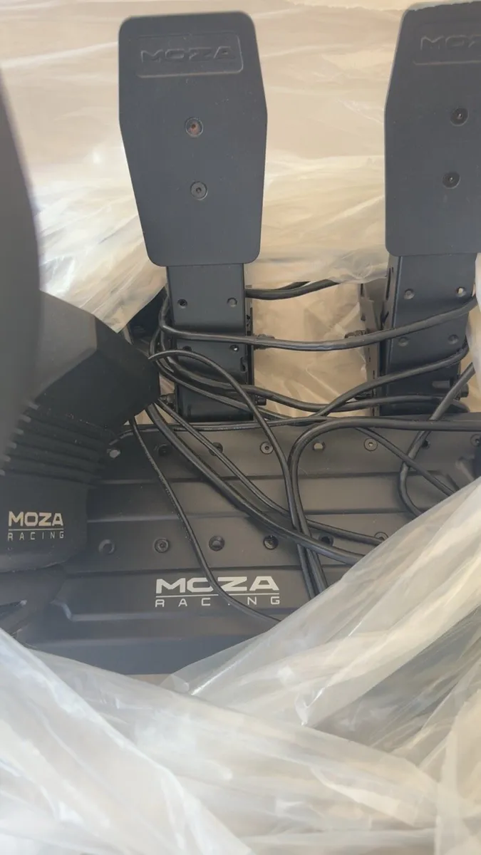 Moza R5 Racing simulator bundle - Image 2