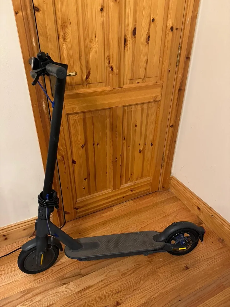 Xiaomi Mi Electric Scooter 3 - Image 1