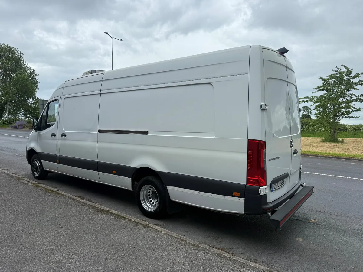 Mercedes-Benz Sprinter 2021 Fridge - Image 4