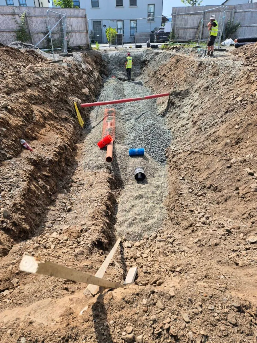 Ground Workers - Image 1