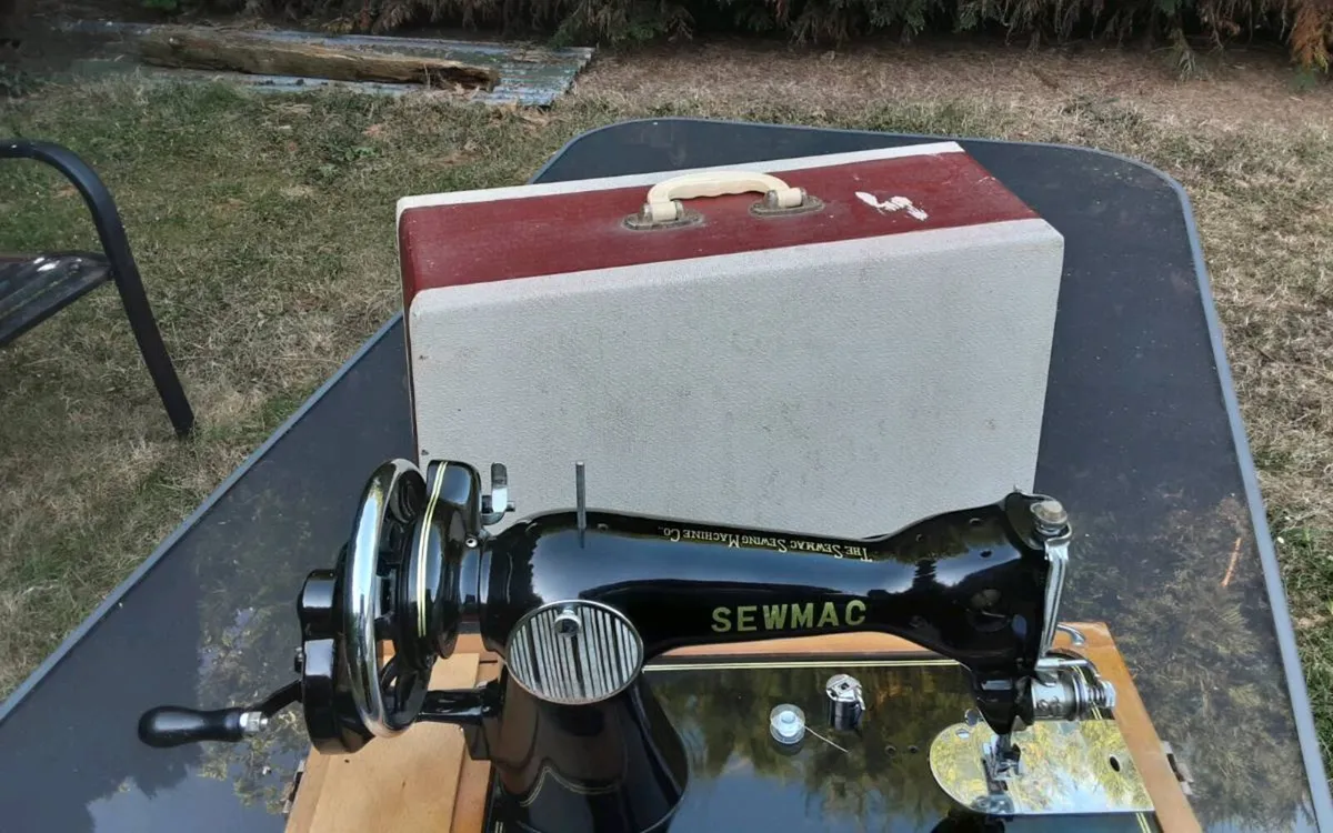 STUNNING VINTAGE SEW MAC SEWING MACHINE - Image 2